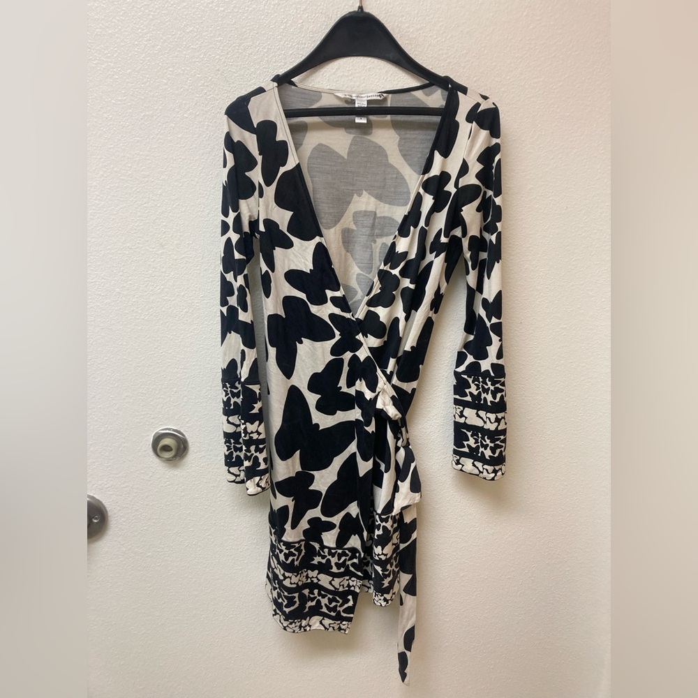 DIANE VON FURSTENBURG Butterfly Black and Cream Print 💯% Silk Wrap Dress (8).
